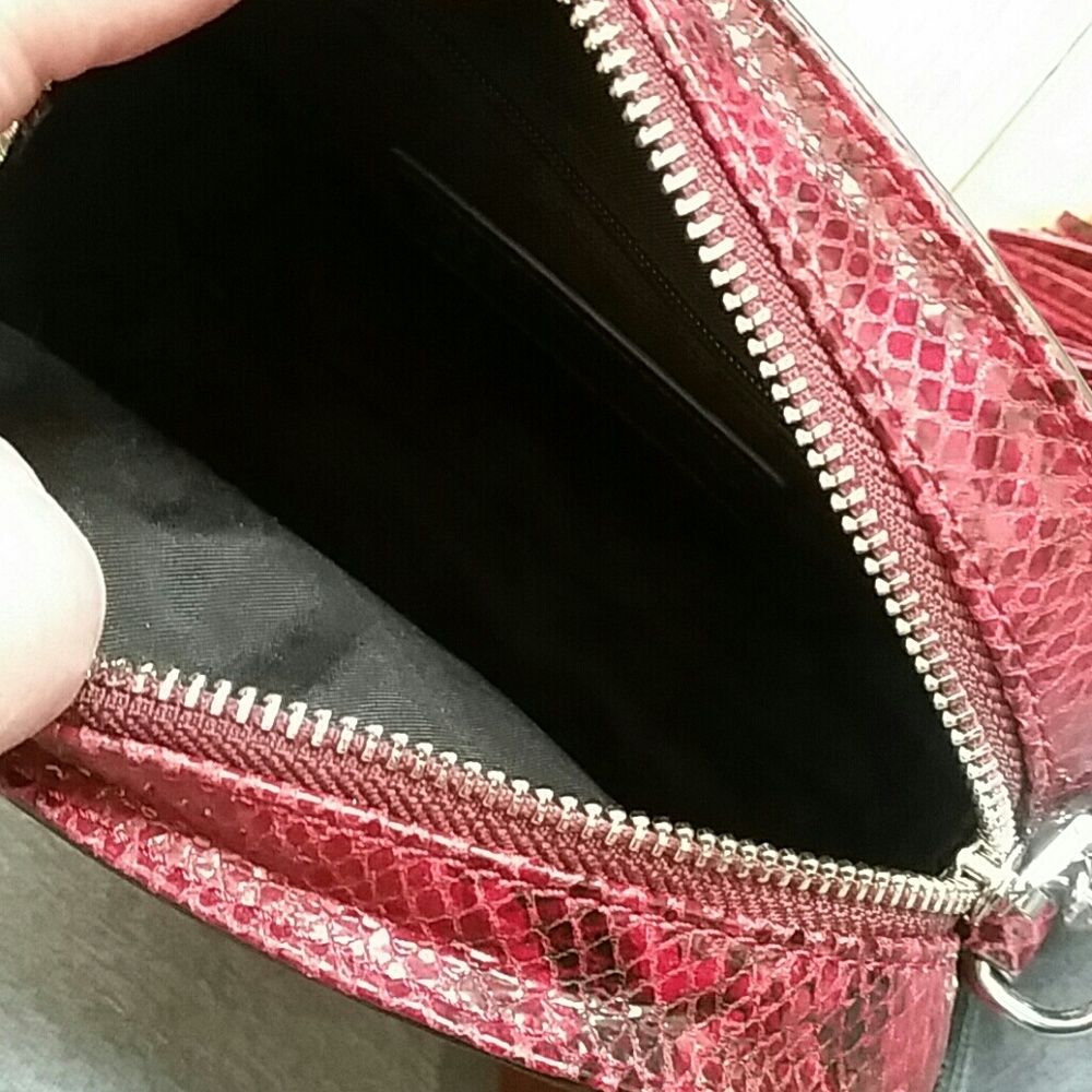🌺NWT GORGEOUS snake red crossbody bag🌺 - Picture 4 of 5